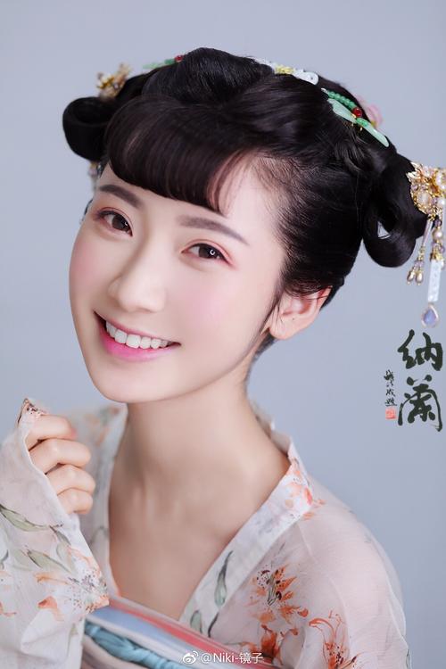这时众人已然看清这女子的面目,但见她年纪比木婉清幼小